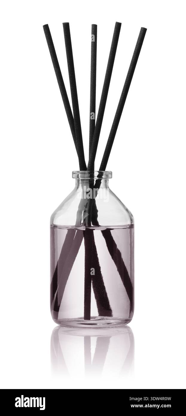 Vorderansicht der aromatischen Klarglas-Reed-Diffusorflasche isoliert auf weiß Stockfoto