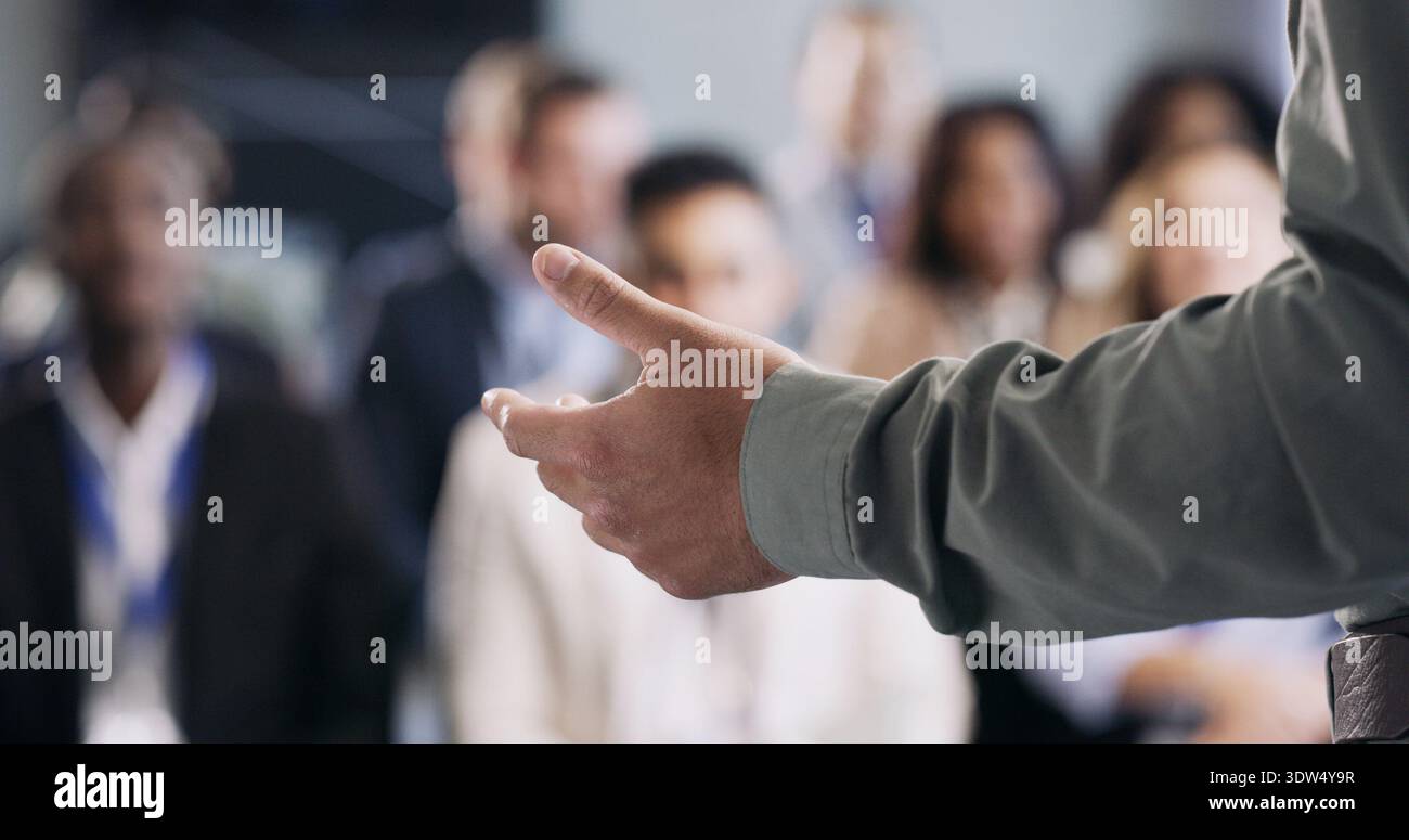 Halten Sie die Teilnehmer, halten Sie den Sprecher und sprechen Sie im Seminar für Einblicke, Wissen und berufliche Entwicklung. Gipfeltreffen, Person und Vortrag an Unternehmen Stockfoto