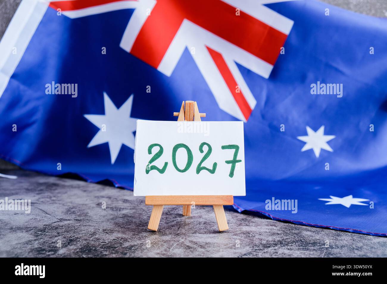 Australische Flagge und Text 2027 trendige Vorlage für Kampagnen des kommenden Jahres. Patriotisches Design, das 2027 neben der Nationalflagge markiert. Konzept der Zukunftsvision und -Planung ideal für Jahresberichte oder Visuals zur Zielsetzung. Stockfoto
