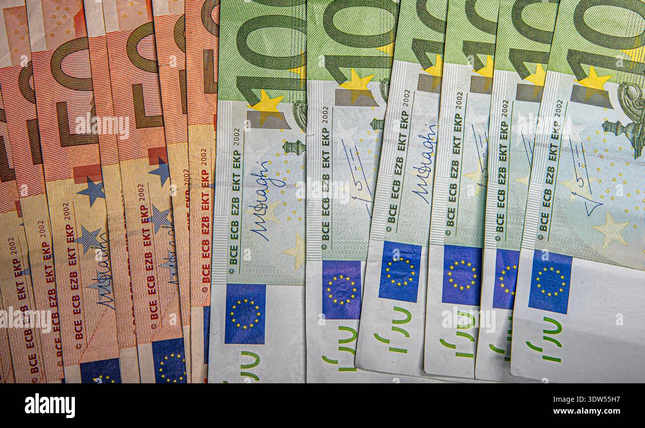 Eine aufgefächerte Anordnung von fünfzig und hundert Euro-Banknoten. Stockfoto