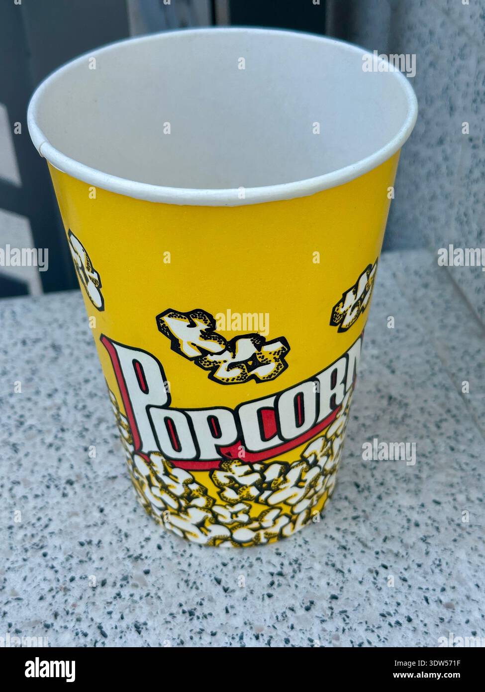 Leeren Sie den Papierkorb aus Popcorn-Karton Stockfoto