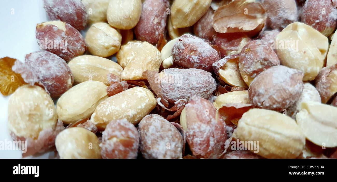 Haufen salziger Erdnüsse in der Schale. Stockfoto