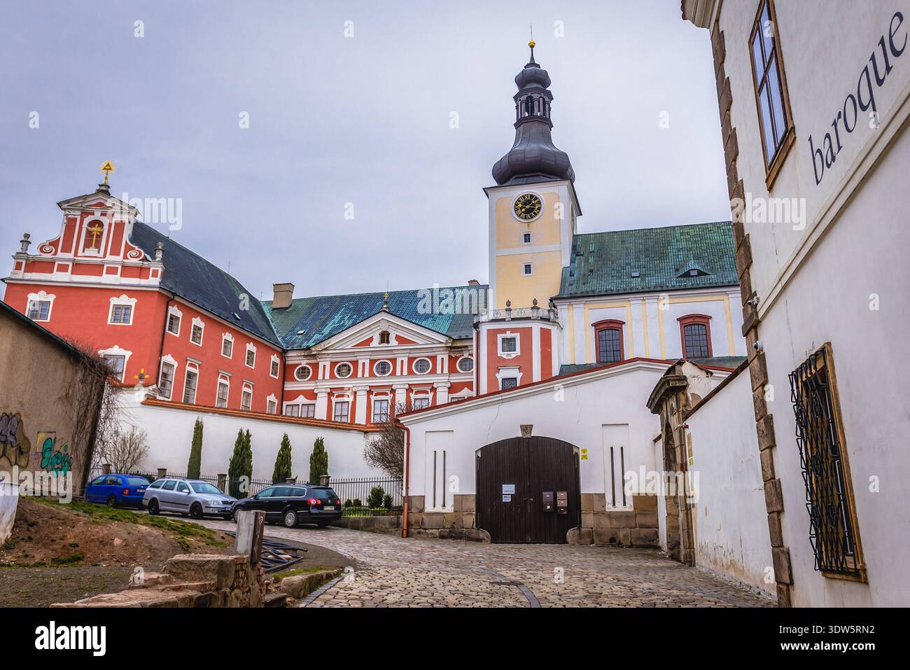 Broumov, Tschechische Republik - 24. März 2019: Turm der St. Adalbert Kirche des Klosters im historischen Teil der Stadt Broumov Stockfoto