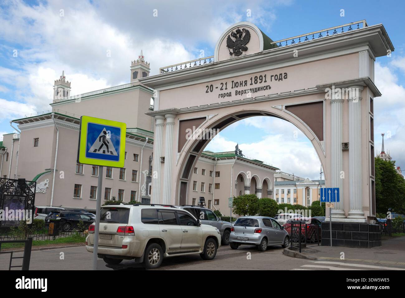 ULAN-UDE, RUSSLAND - 5. SEPTEMBER 2025: Der Triumphbogen „Königliches Tor“. Ulan-Ude. Republik Burjatien Stockfoto