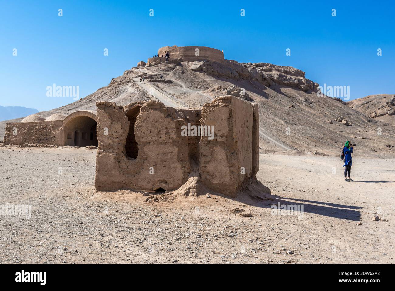 Ruinen im Bereich der alten zoroastrischen Turm des Schweigens, wo die Leichen einmal ausgesetzt war die Elemente und lokale Geflügel in Yazd, Iran Stockfoto