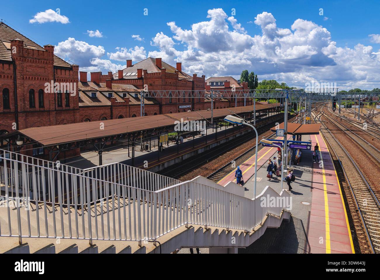 Skierniewice, Polen - 17. Juli 2022: Blick auf die Bahnsteige des Bahnhofs in Skierniewice Stockfoto