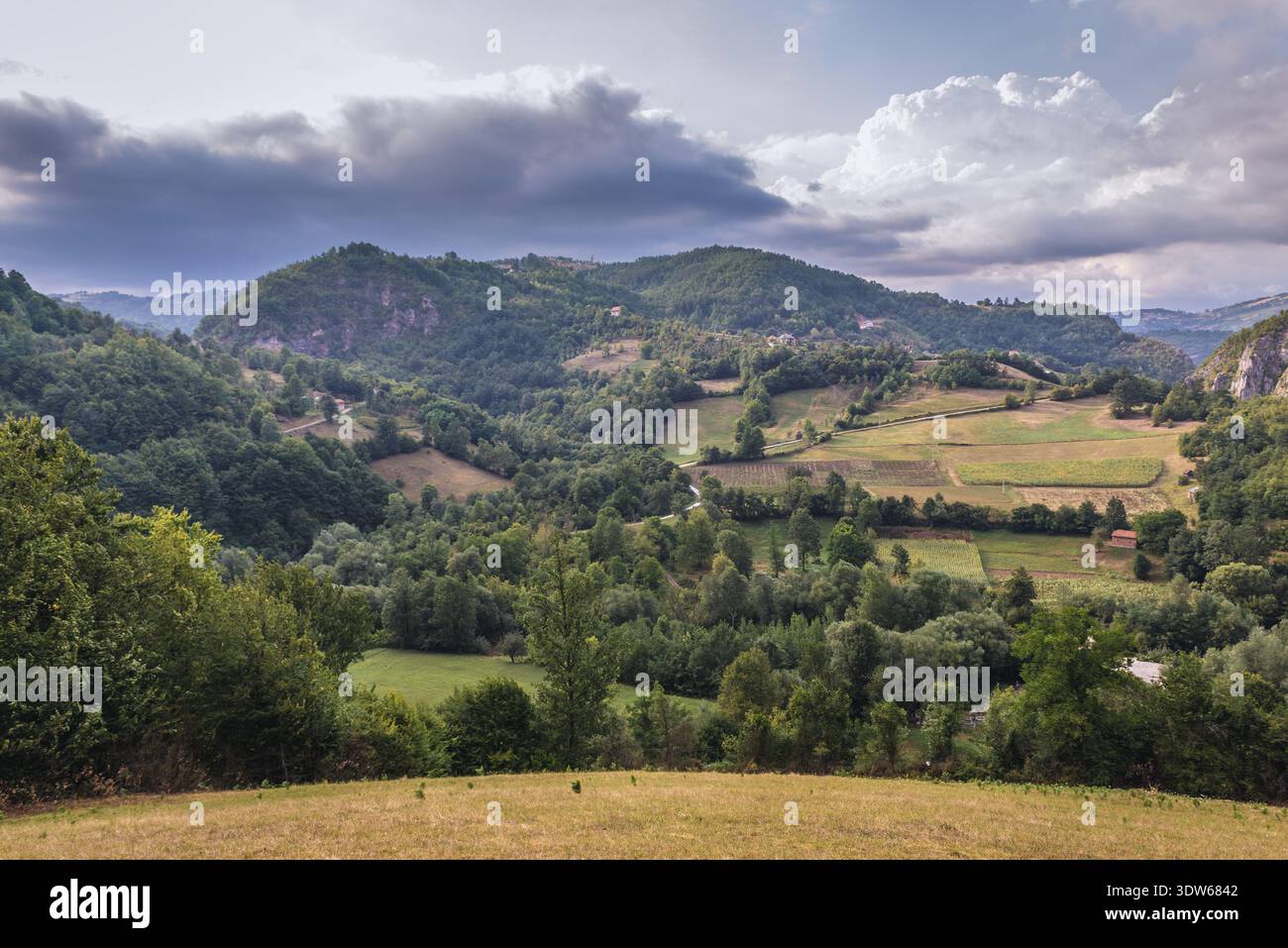 Luftbild in den Bergen in der Nähe von Radosevo Dorf, arilje Gemeinde in Zlatibor Bezirk im westlichen Teil von Serbien Stockfoto