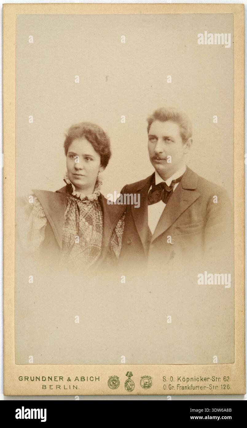 Schrankkarte (Mignon-Format), Atelierporträt eines Mannes und einer Frau. Photographisches Atelier Grundner & Abich, Berlin. Stockfoto