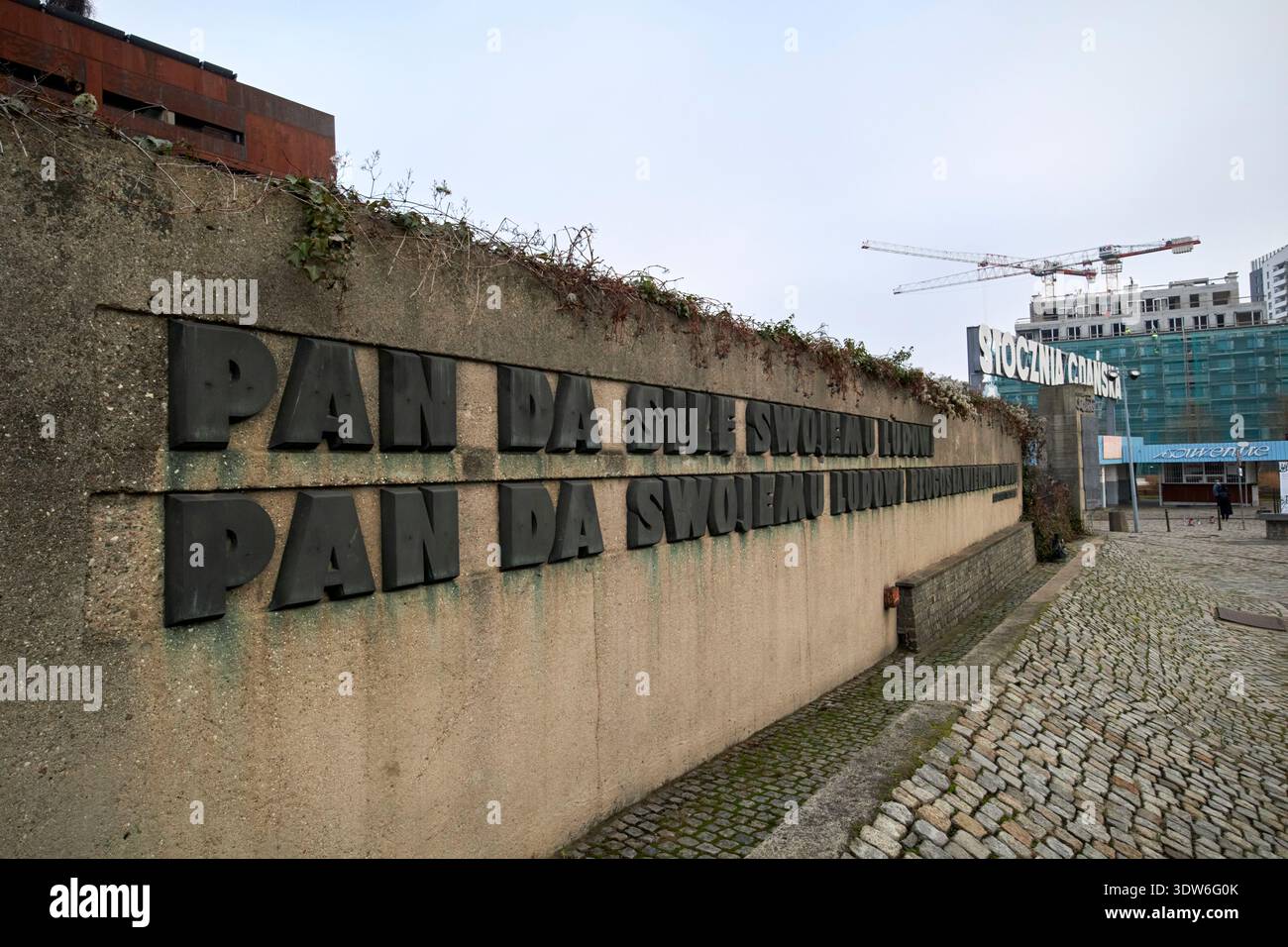herr wird seinem Volk Kraft geben Herr wird seinem Volk eine Segnungslogik geben an der Mauer am Denkmal für die gefallenen Werftarbeiter im f Stockfoto