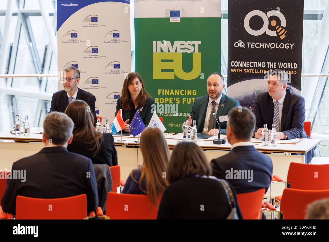 Robert de Groot, Vizepräsident der Europäischen Investitionsbank, Omar Qaise, CEO von OQ Technology, und Anne Calteux, Leiterin der Vertretung der Europäischen Kommission in Luxemburg, unterzeichnen eine Vereinbarung über Risikokredite im Wert von 25 Mio. EUR im Rahmen des Programms InvestEU der Europäischen Kommission, während Lex Delles, luxemburgischer Wirtschaftsminister, am 25. Februar 2026 am Sitz der Europäischen Investitionsbank in Luxemburg einen Blick nimmt. Stockfoto