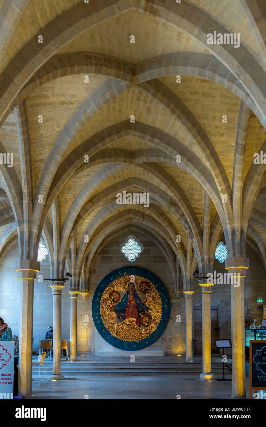 Paris, 9. Januar 2026: Innenansicht des Refektoriums des Colleges des Bernardins in Paris. Aus dem Jahr 1248 stammt diese ehemalige Zisterzienserschule Stockfoto