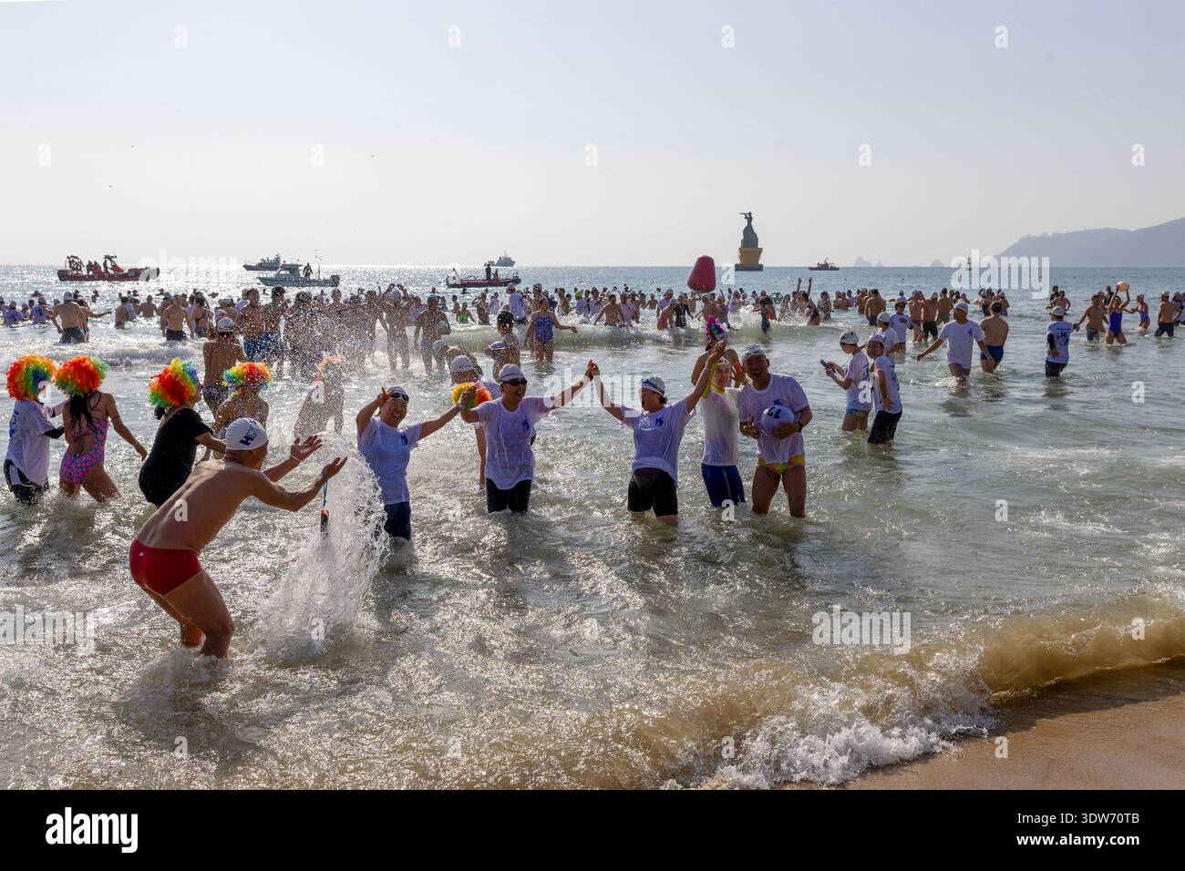Schwimmer nehmen am 39. Polar Bear Festival in Busan teil. Januar 2026. Stockfoto