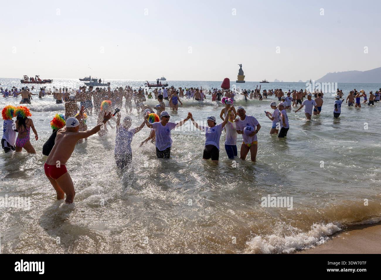 Schwimmer nehmen am 39. Polar Bear Festival in Busan teil. Januar 2026. Stockfoto
