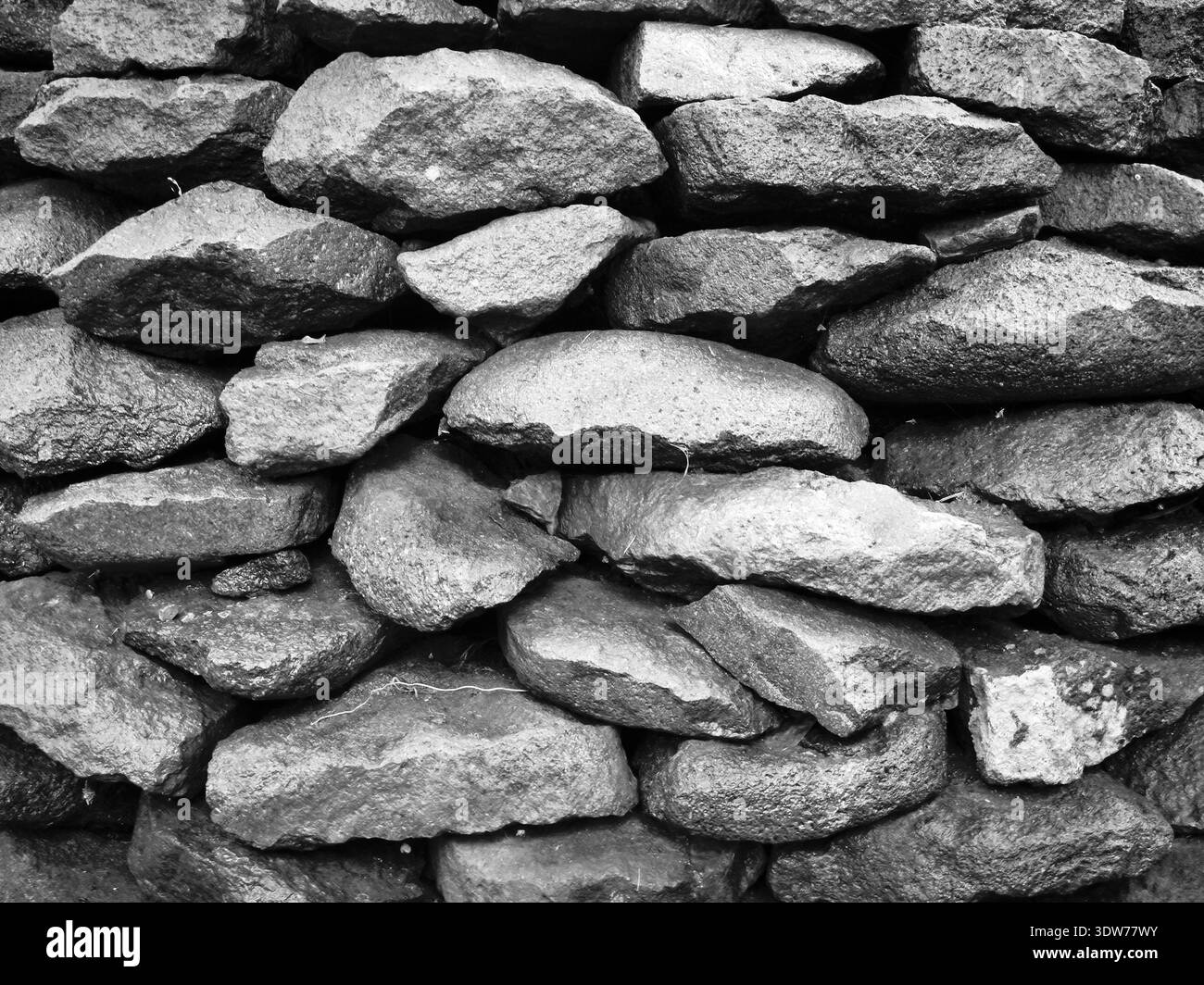 Zufallshaufen von Flusssteinen in verschiedenen Formen Stockfoto