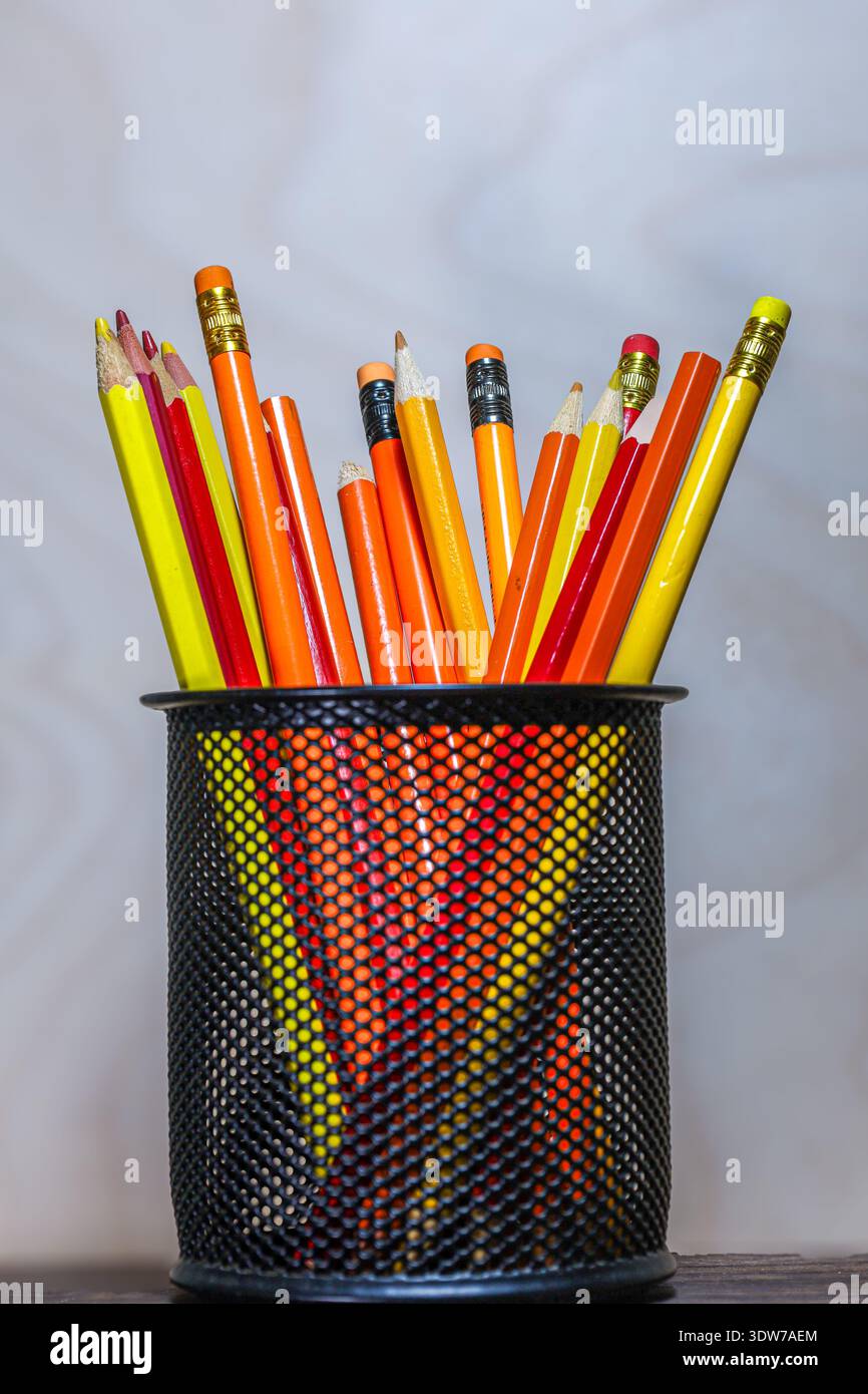 Rote, orange und gelbe Bleistifte zeigen ein warmes analoges Farbschema in der Farbtheorie. Stockfoto