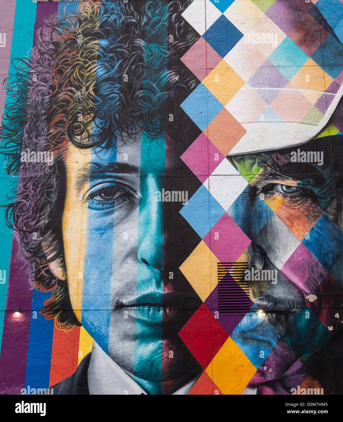 Ein farbenfrohes Bob Dylan Wandgemälde auf einem Gebäude in der Innenstadt von Minneapolis. Stockfoto