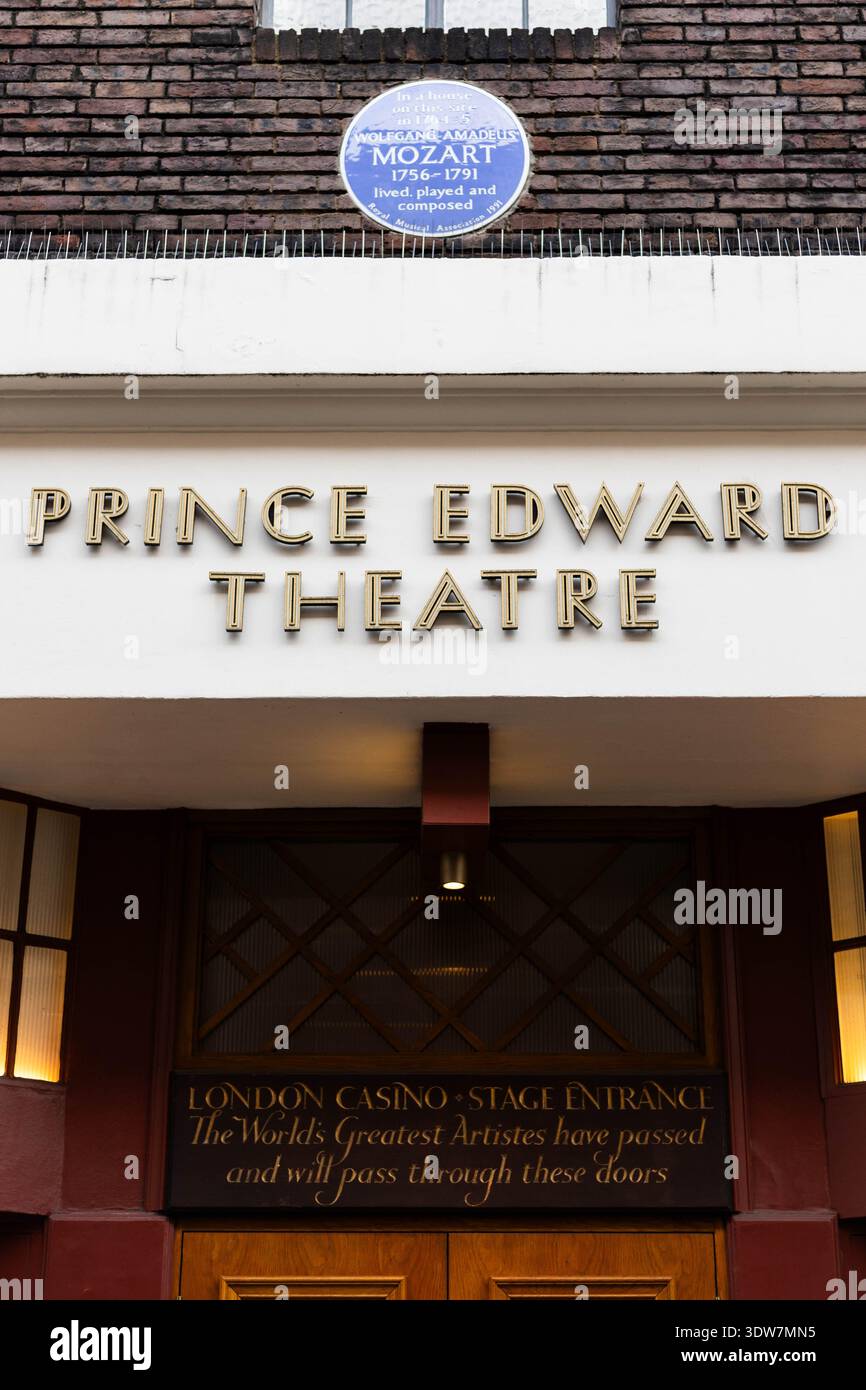 Eine blaue Gedenktafel, die Wolfgang Amadeus Mozart gewidmet ist, befindet sich über dem Prince Edward Theatre in Soho. Stockfoto