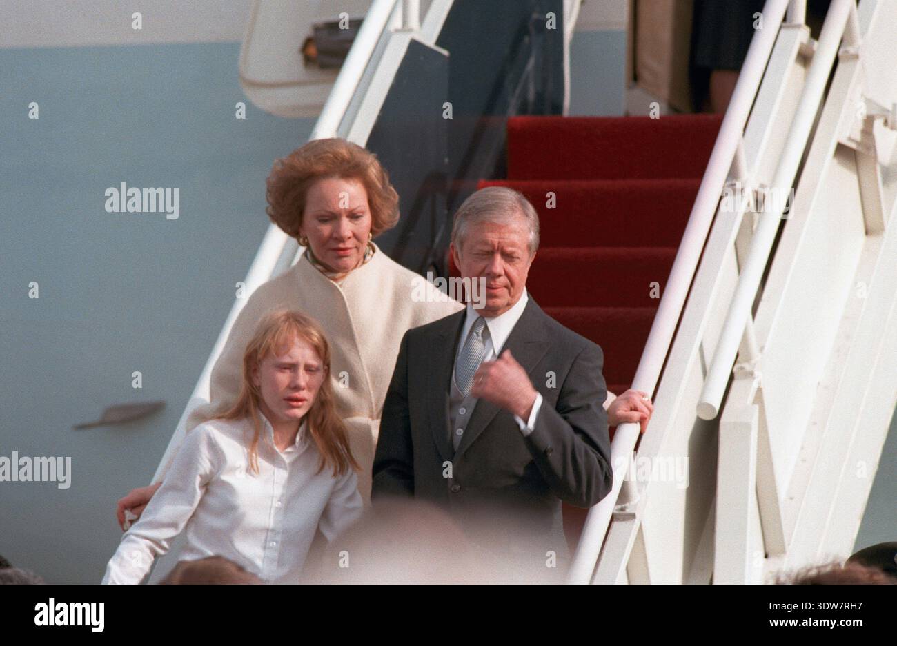 Der ehemalige Präsident Jimmy Carter, seine Frau Rosalynn und seine Tochter Amy steigen nach Ronald Reagans Präsidentschaftsfeier die Treppen auf der Andrews Air Force Base ab Stockfoto