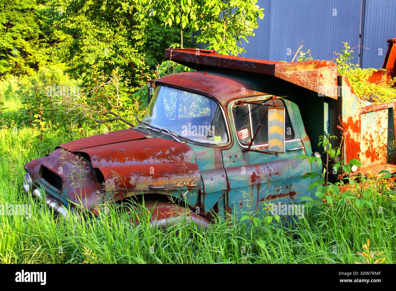 Verrosteter Schrottwagen in den Catskill Mountains im Bundesstaat New York, USA. Stockfoto
