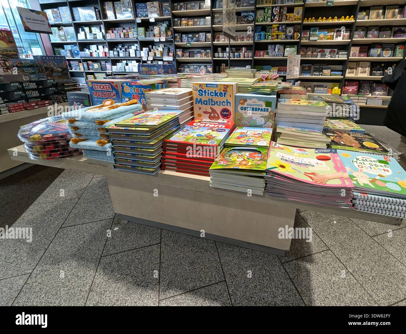 Pforzheim Deutschland 25. Februar 2026 Niedriger Tisch Mit Bunten Kinderbüchern, Interaktiven Covern, Aktivitätsbüchern Und Brettbüchern, Shopper Picking-Titel Stockfoto