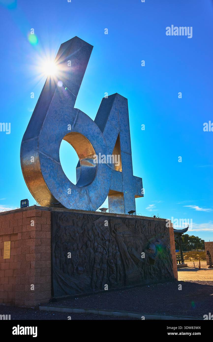 Liberty Park 64 Monument mit Sunburst und Relief Mural Yermo California Stockfoto