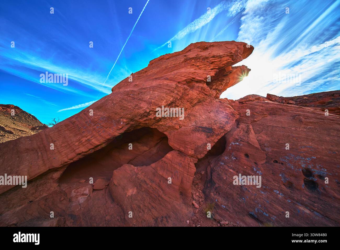 Red Sandstone Eagle Formation Sunburst und dramatischer Himmel in Nevada Wüstenlandschaft Stockfoto