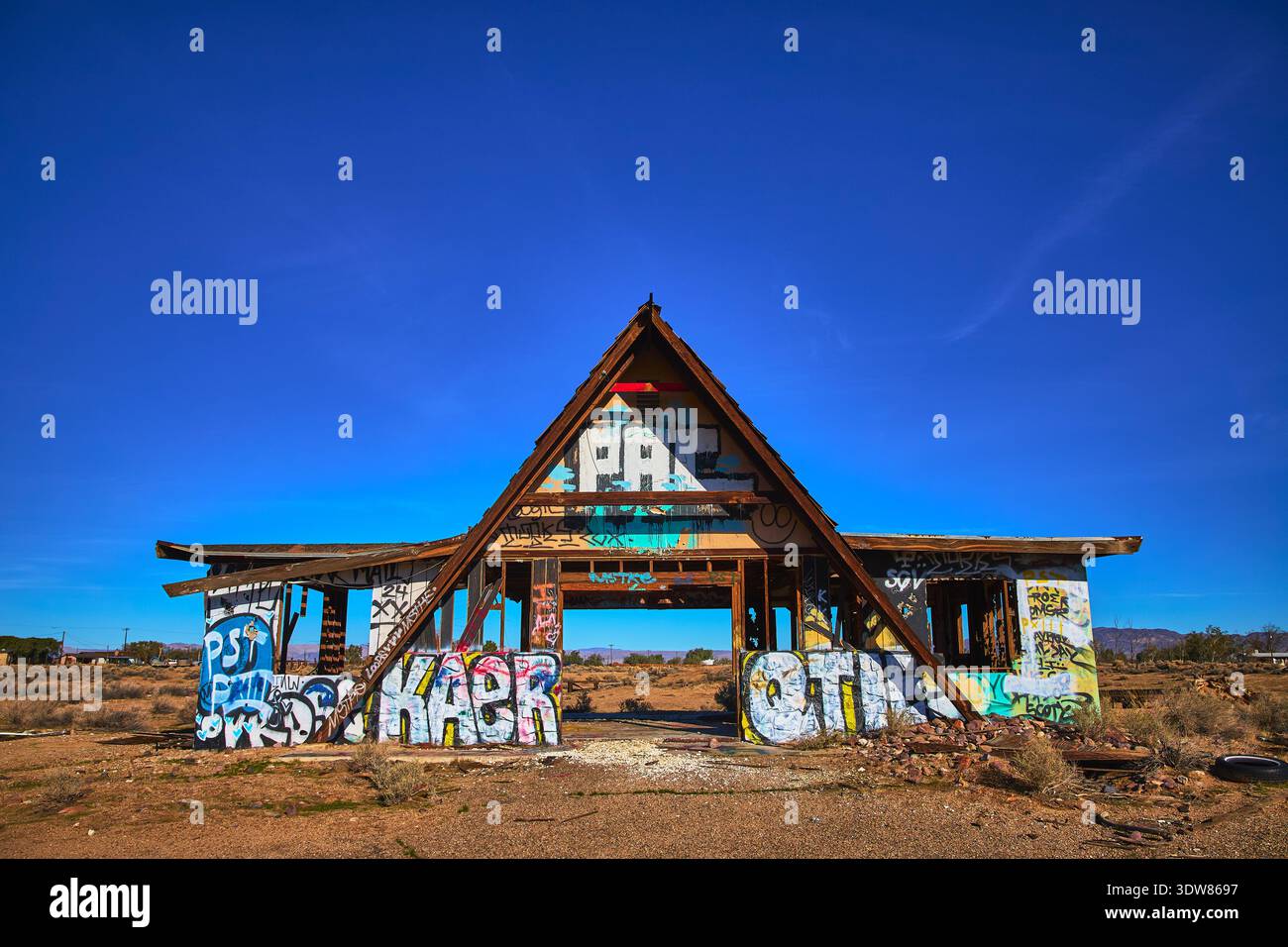 Verlassene Graffiti bedeckten Ein Rahmenwerk in der kalifornischen Wüste Yermo Stockfoto