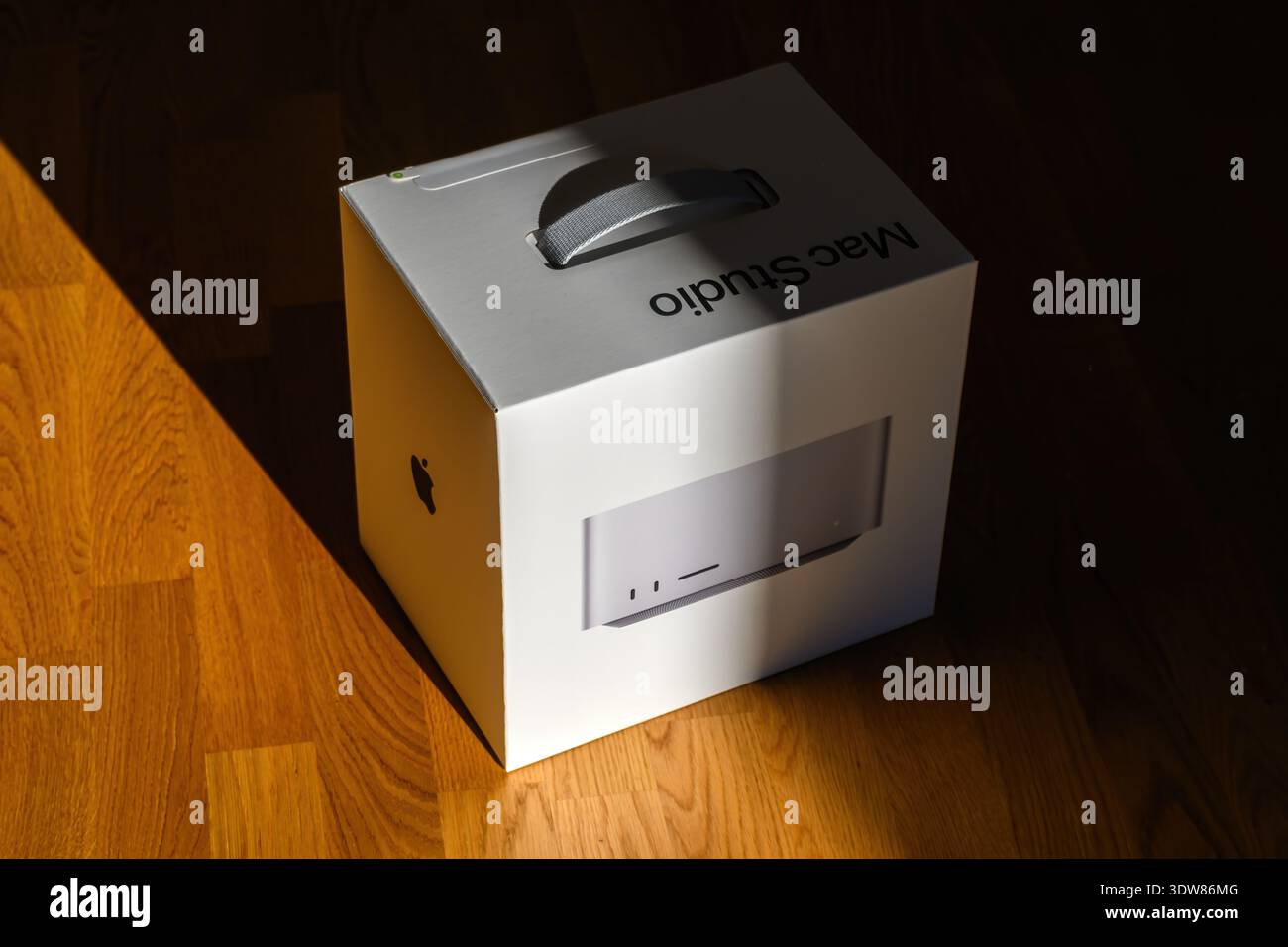 Novi Sad, Serbien - 25. Februar 2026: Original Apple Mac Studio Versandkarton in Silber-weiß mit schwarzem „Mac Studio“-Text oben, integrierter gr Stockfoto