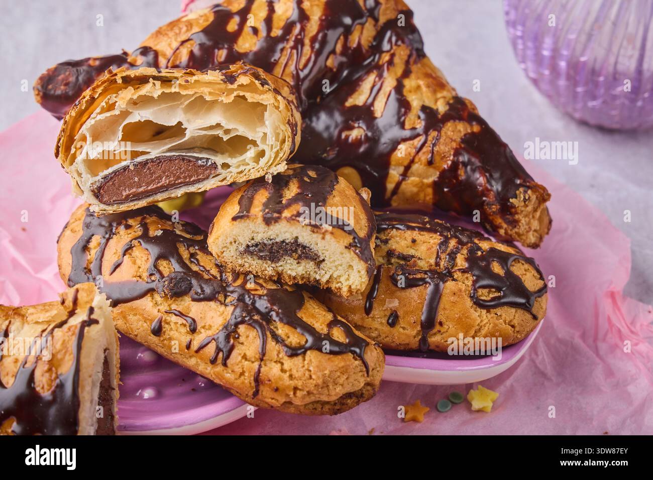 Schokoladengebäck mit Cremefüllung Stockfoto