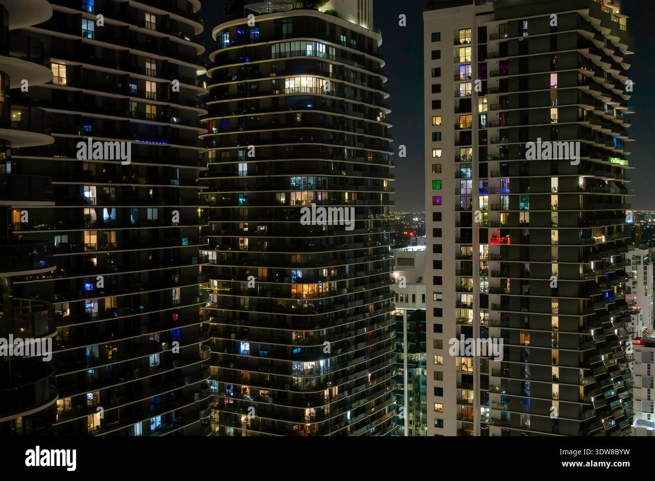 Beleuchtete Fenster an Hochhäusern in der Innenstadt von Miami, Florida, USA Stockfoto