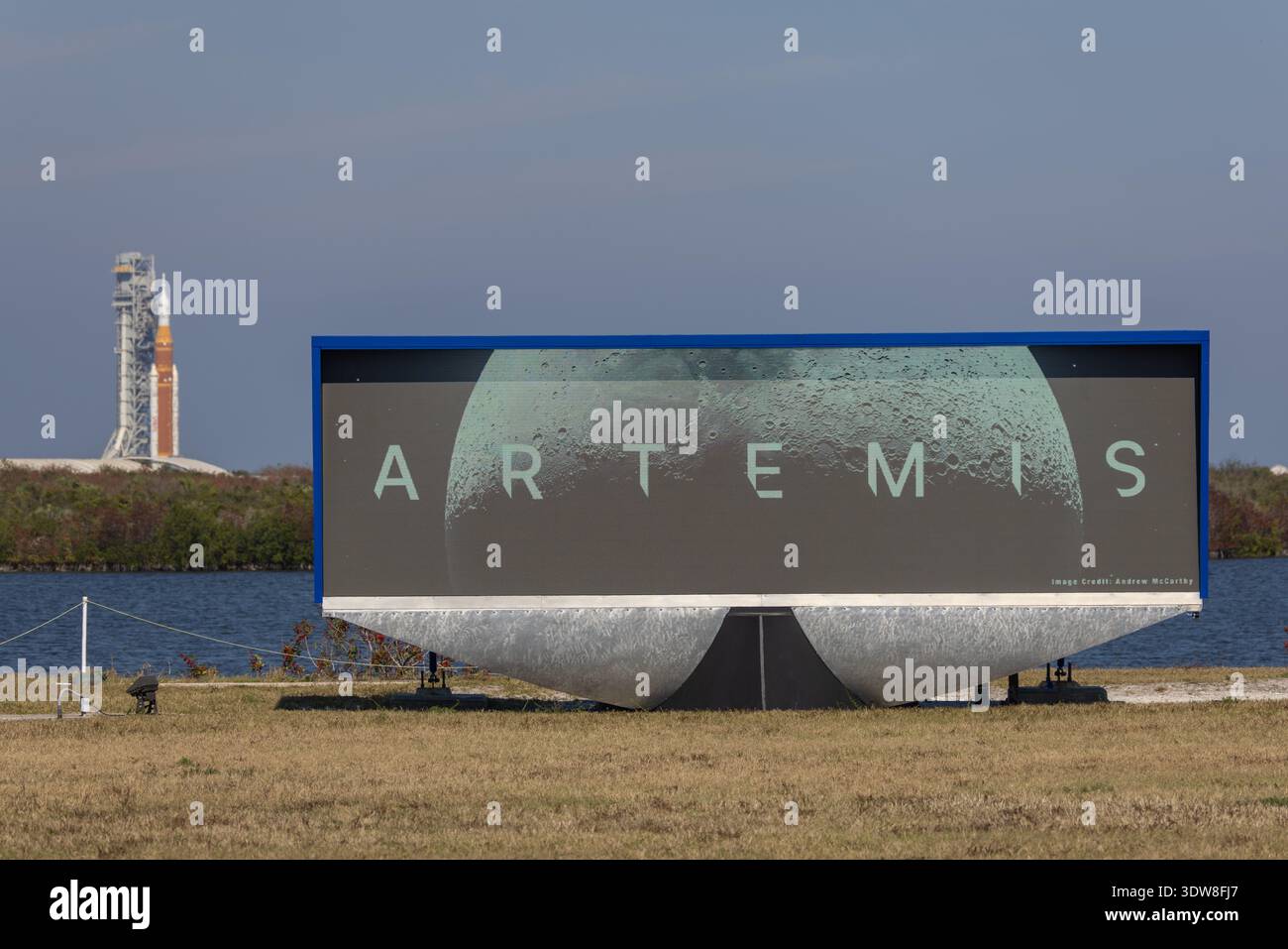 Kennedy Space Center, USA. Februar 2026. Derzeit um 15:00 Uhr ET ist die Rakete etwa 1,5 Meilen vom LC-39B entfernt, 2,5 Meilen sind noch zu reisen. Die NASA setzt ihre SLS Artemis II-Mondrakete vom LC-39B auf die VAB zurück, da am 25. Februar 2026 ein Heliumstrom in der zweiten Stufe vorliegt. (Foto: Scott Schilke/SipaUSA) Credit: SIPA USA/Alamy Live News Stockfoto