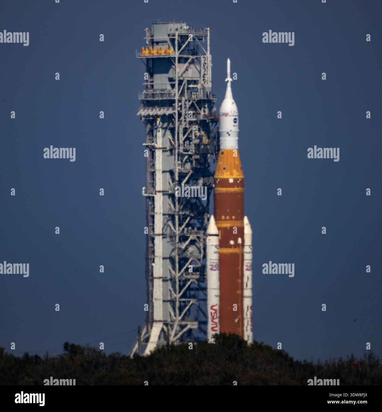 Kennedy Space Center, USA. Februar 2026. Derzeit um 15:00 Uhr ET ist die Rakete etwa 1,5 Meilen vom LC-39B entfernt, 2,5 Meilen sind noch zu reisen. Die NASA setzt ihre SLS Artemis II-Mondrakete vom LC-39B auf die VAB zurück, da am 25. Februar 2026 ein Heliumstrom in der zweiten Stufe vorliegt. (Foto: Scott Schilke/SipaUSA) Credit: SIPA USA/Alamy Live News Stockfoto