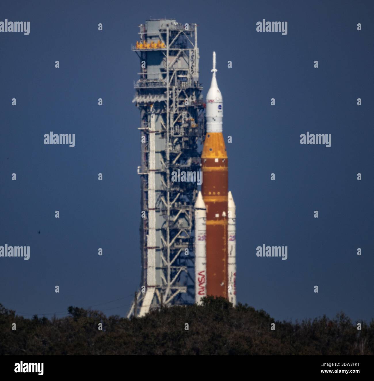 Kennedy Space Center, USA. Februar 2026. Derzeit um 15:00 Uhr ET ist die Rakete etwa 1,5 Meilen vom LC-39B entfernt, 2,5 Meilen sind noch zu reisen. Die NASA setzt ihre SLS Artemis II-Mondrakete vom LC-39B auf die VAB zurück, da am 25. Februar 2026 ein Heliumstrom in der zweiten Stufe vorliegt. (Foto: Scott Schilke/SipaUSA) Credit: SIPA USA/Alamy Live News Stockfoto