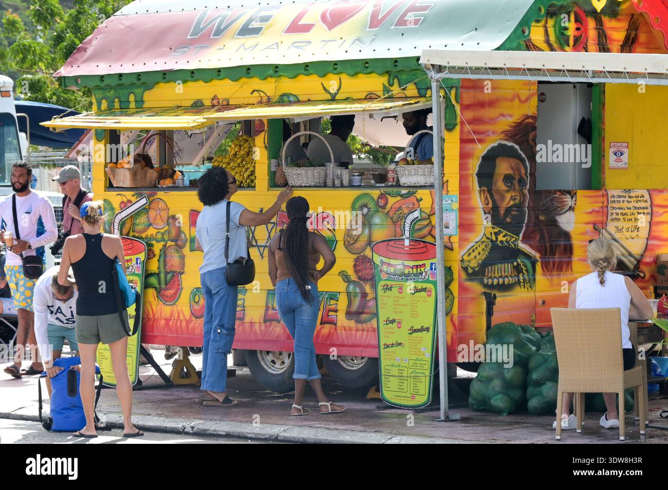 Marigot, Französisch St. Martin - 17. Januar 2026: Menschen in einer mobilen Saftbar in Marigot, der Hauptstadt der französischen Hälfte der Karibikinsel Stockfoto
