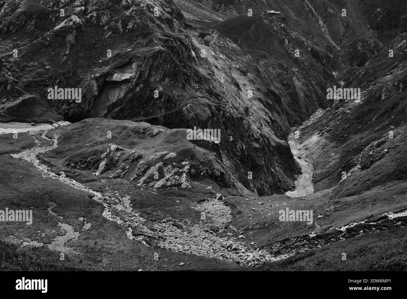 Atemberaubende Schwarz-Weiß-Landschaft Von Greina Mit Tälern Und Felsigem Gelände. Stockfoto