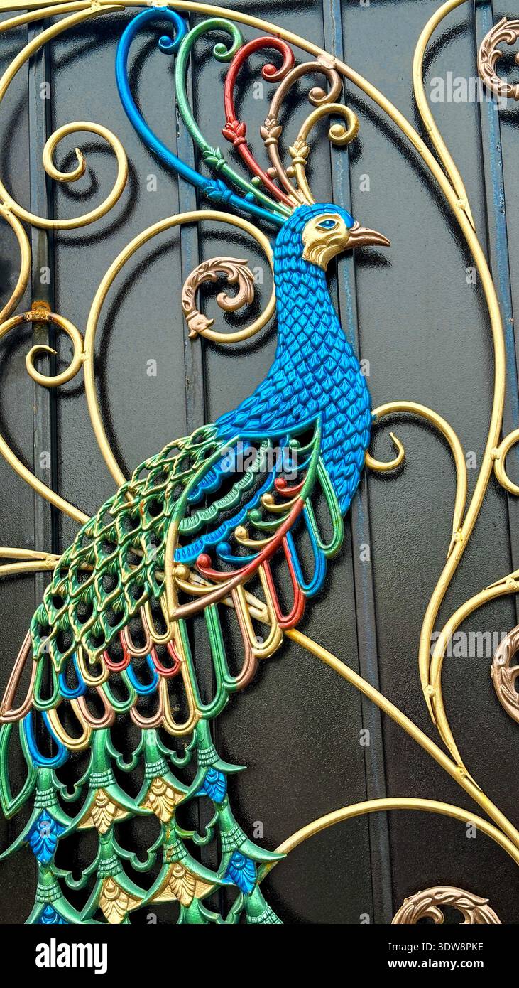 Schöne Metalltore mit einem Pfau drauf. Stockfoto