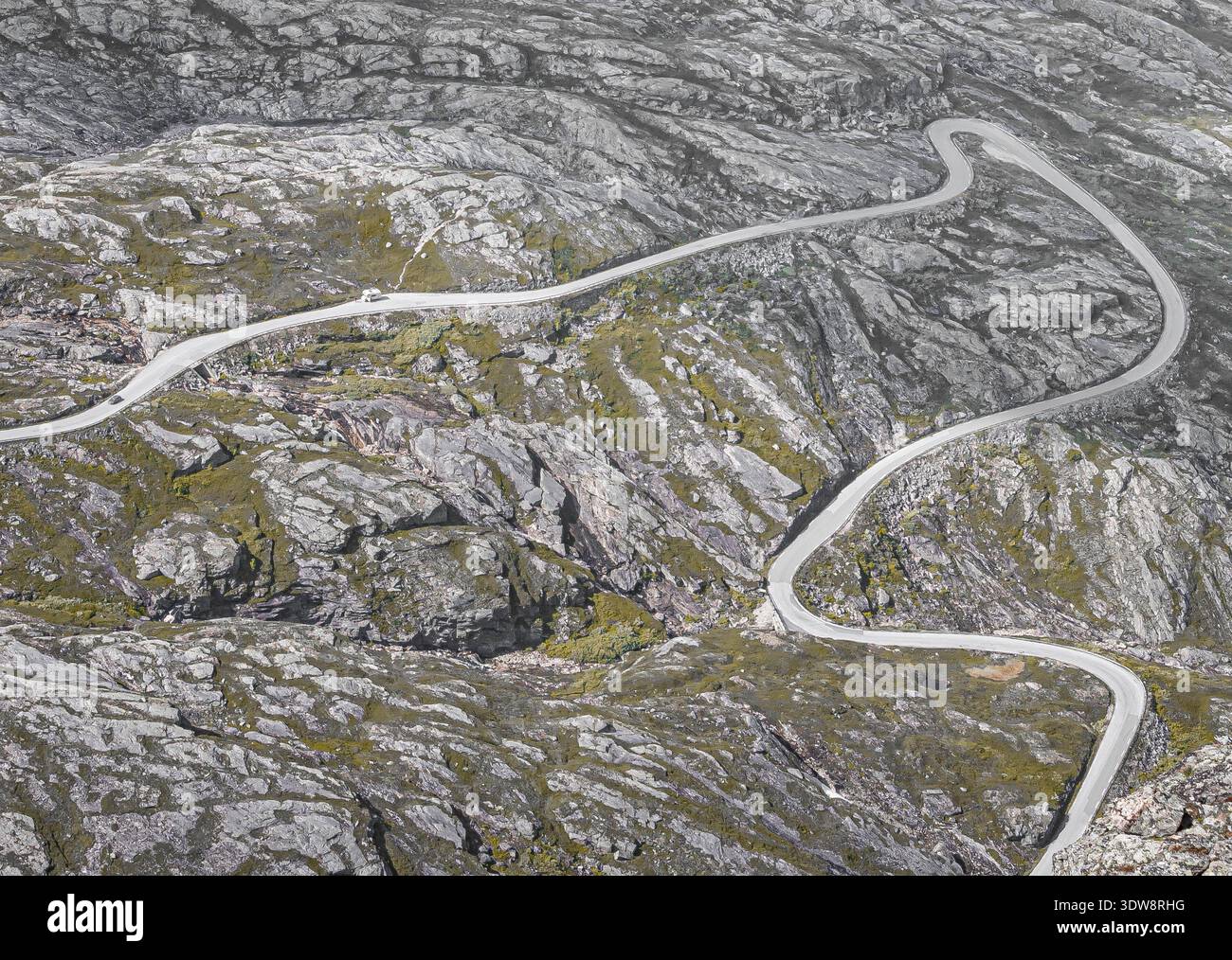 Gewundene Bergstraße durch felsige Landschaft in Dalsnibba, Norwegen Stockfoto