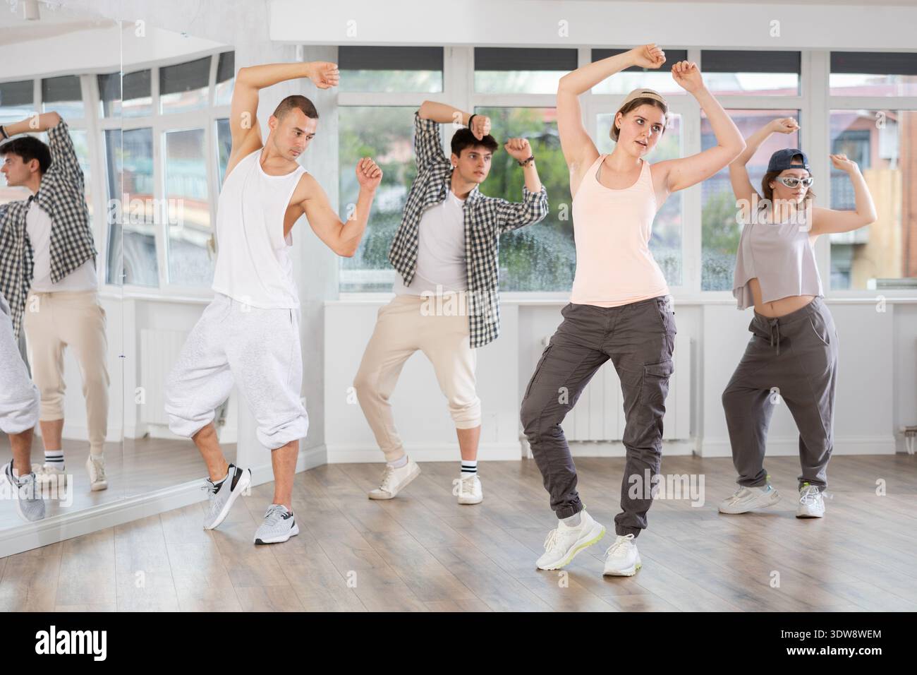 Hip-Hop-Tanz von einer Gruppe junger Tänzer im Tanzstudio Stockfoto