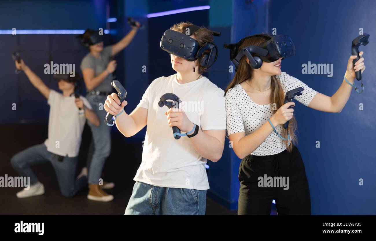 Porträt einer jungen Frau mit Virtual-Reality-Brille im Raum Stockfoto