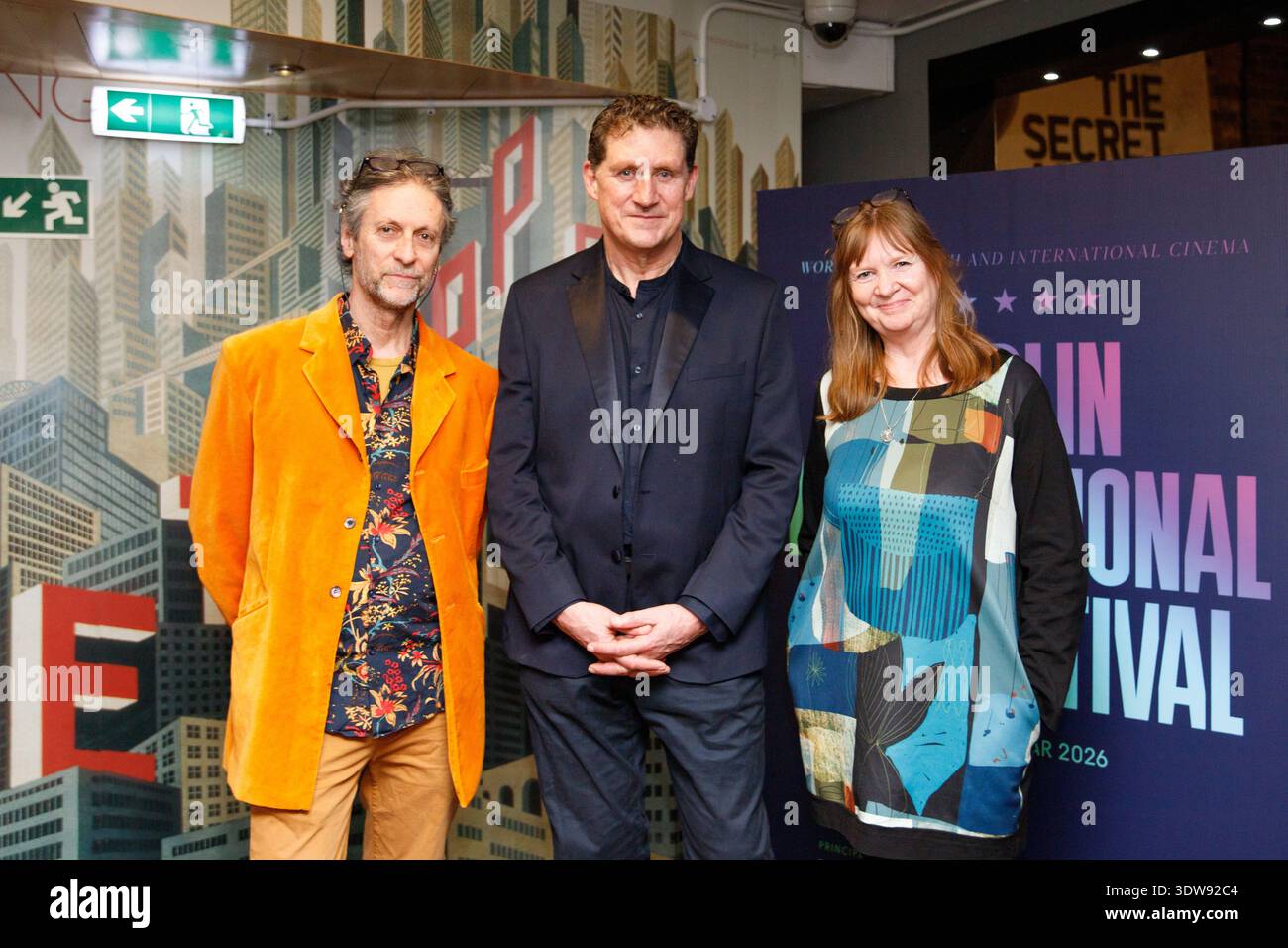 Dublin, Irland – 25. Februar 2026 – Filmproduzent David Rane, ehemaliger Minister und Vorsitzender der Grünen Partei Eamon Ryan und Filmemacherin Neasa Ni Chianain nehmen an der Premiere von „Forever Is Now“ während des Dublin International Film Festivals im Irish Film Institute, Temple Bar, teil. Der Dokumentarfilm begleitet Eamon Ryan durch seine letzten 18 Monate in der Regierung. Stockfoto