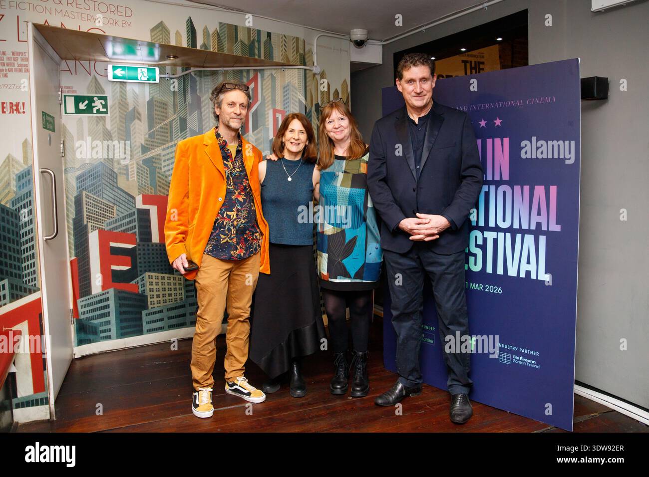 Dublin, Irland – 25. Februar 2026 – Filmproduzent David Rane, Edel Hackett, Filmemacherin Neasa Ni Chianain und ehemaliger Minister und Vorsitzender der Grünen Partei Eamon Ryan nehmen an der Premiere von „Forever Is Now“ während des Dublin International Film Festivals im Irish Film Institute, Temple Bar, teil. Der Dokumentarfilm begleitet Eamon Ryan durch seine letzten 18 Monate in der Regierung. Stockfoto