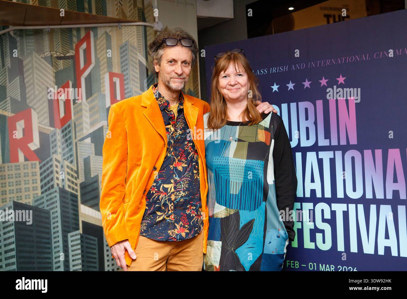 Dublin, Irland – 25. Februar 2026 – Filmproduzent David Rane und Filmemacher Neasa Ni Chianain nehmen an der Premiere von „Forever Is Now“ während des Dublin International Film Festival im Irish Film Institute, Temple Bar, teil. Der Dokumentarfilm begleitet Eamon Ryan durch seine letzten 18 Monate in der Regierung. Stockfoto