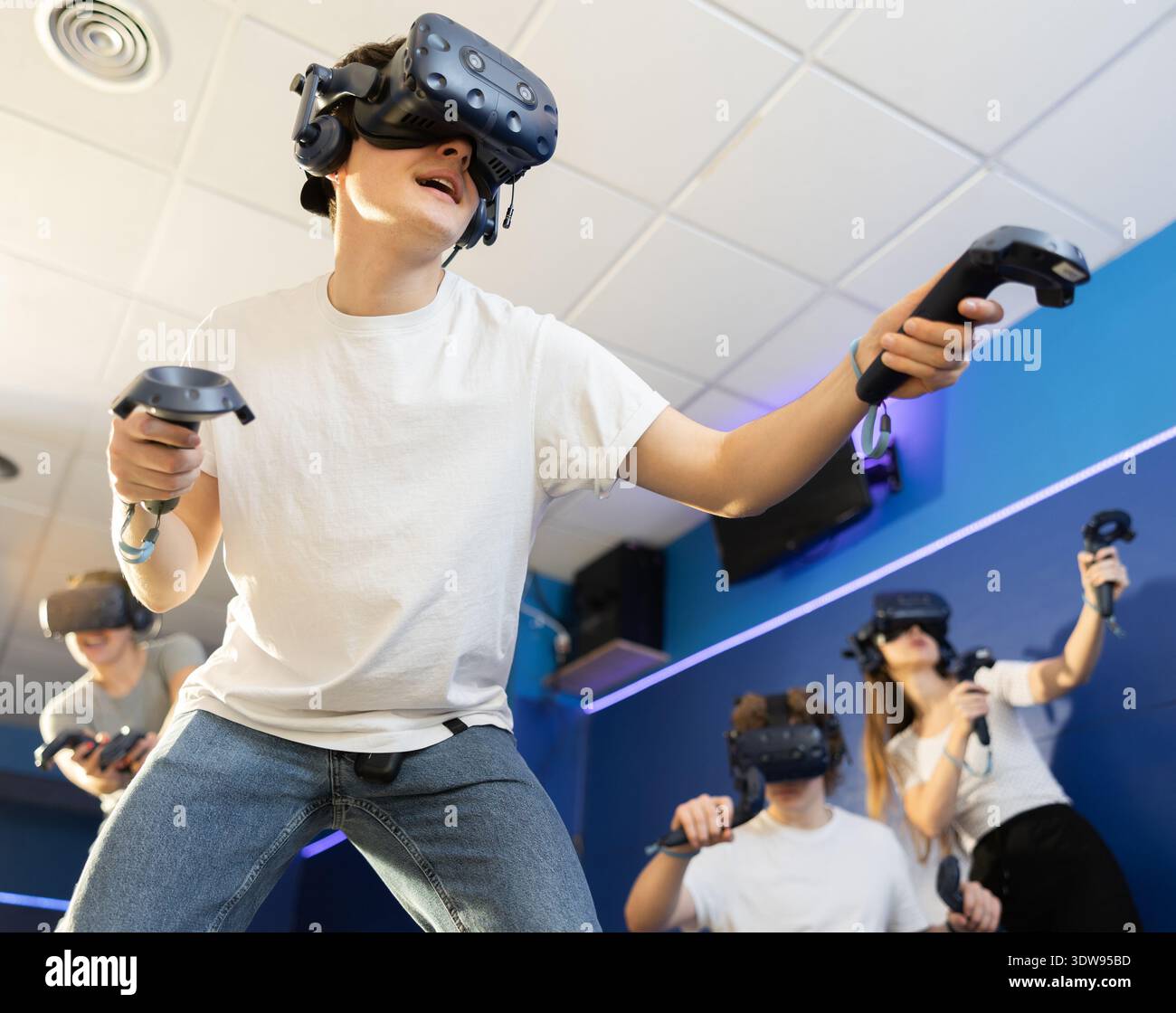 Porträt eines jungen Mannes mit Virtual-Reality-Brille im Raum Stockfoto