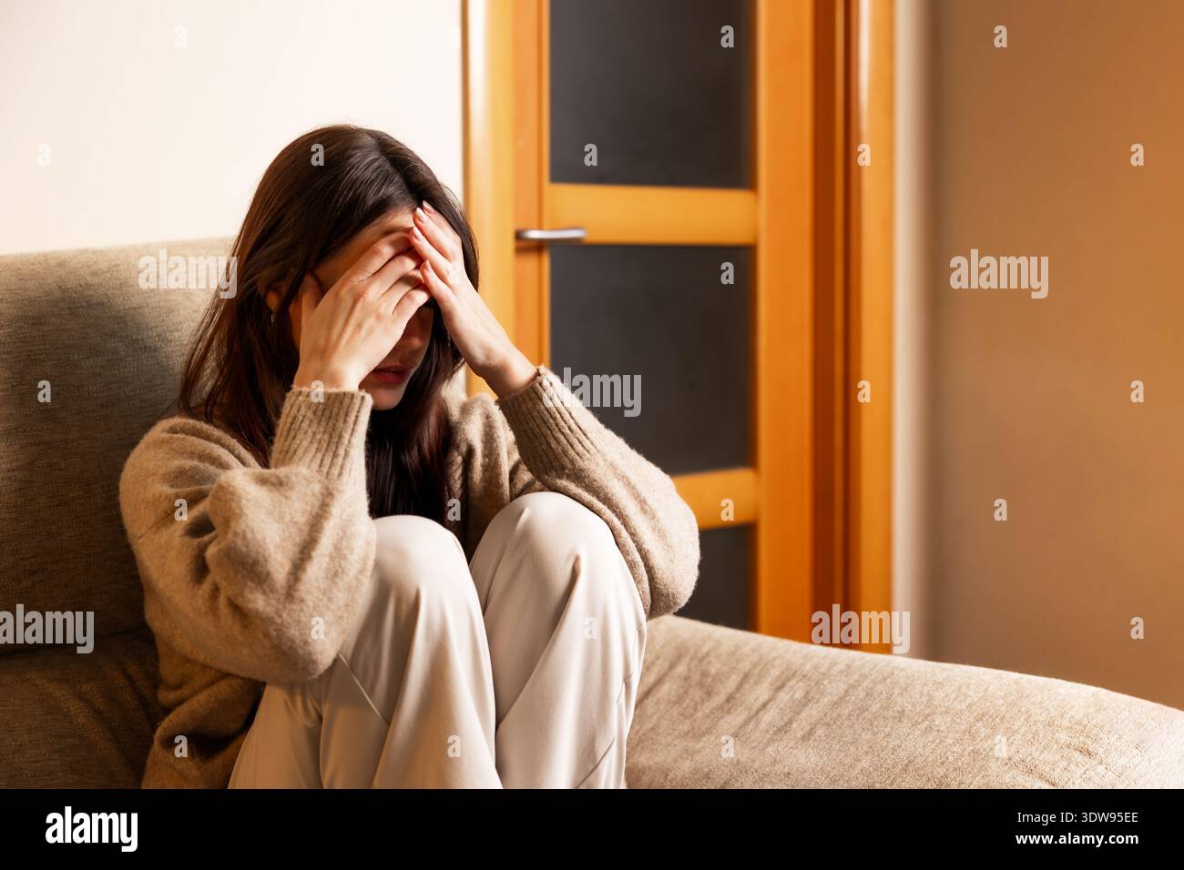 Junge Frau, die unter psychischen Problemen leidet Stockfoto