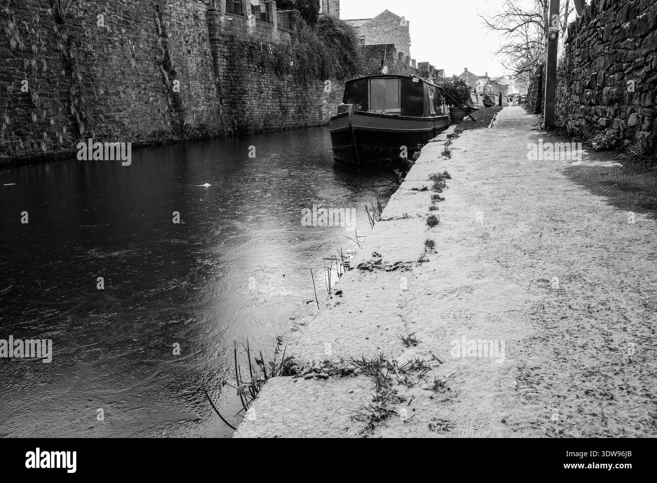 Schneebedeckter Kanal-Schleppweg in Skipton in Schwarz-weiß Stockfoto