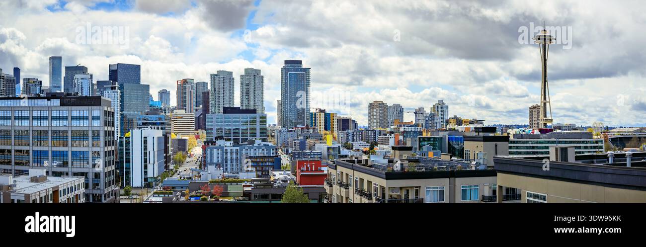 Blick auf die Skyline der Innenstadt von Seattle mit dem Space Needle Aussichtsturm und modernen Wolkenkratzern, Pacific Northwest, Washington Stockfoto