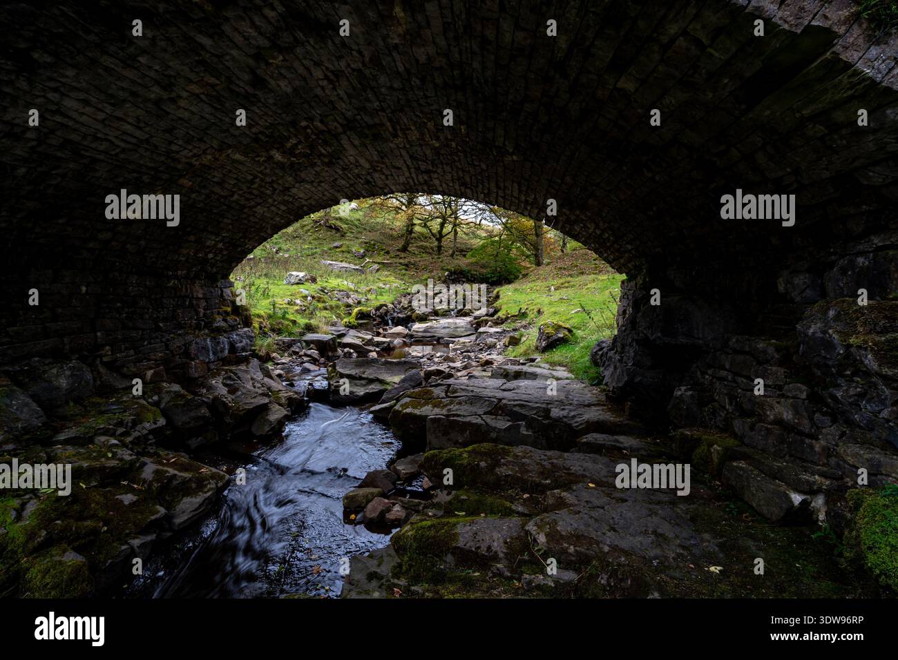 Blick von unter der alten Steinbrücke am Dent Head Stockfoto