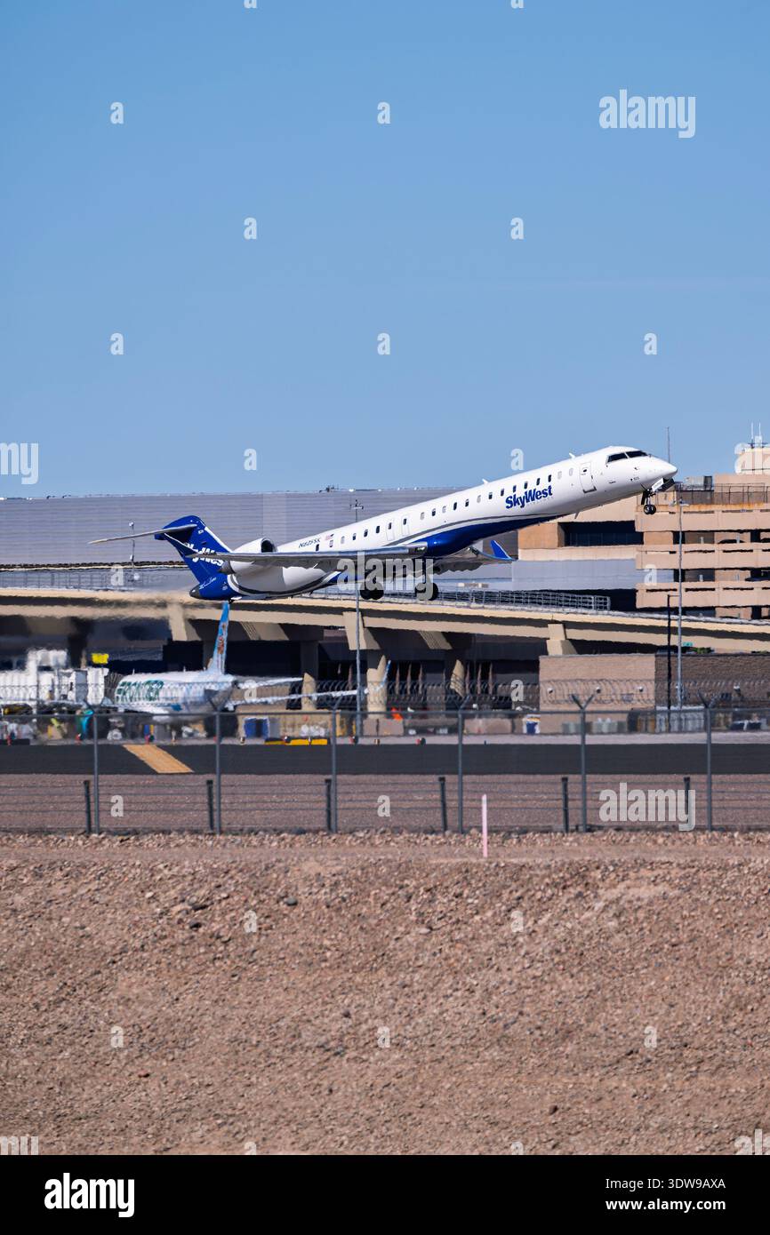 Sky Harbor Airport 2-21-2026 Phoenix, AZ USA SkyWest Airlines Bombardier CRJ900 N825SK am Phoenix Sky Harbor Intl. Flughafen. Stockfoto