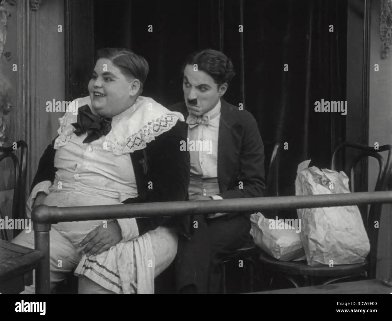Charles Chaplin und Dee Lampton in A Night in the Show (1915) Stockfoto