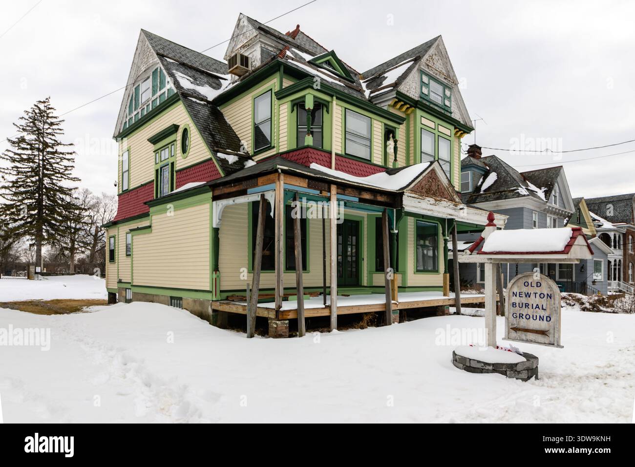 Newton, NJ, USA - 25. Februar 2026 - Ein Haus im späten viktorianischen Stil wird im Winter in der Nähe des Old Graial Grounds aufwändig renoviert Stockfoto